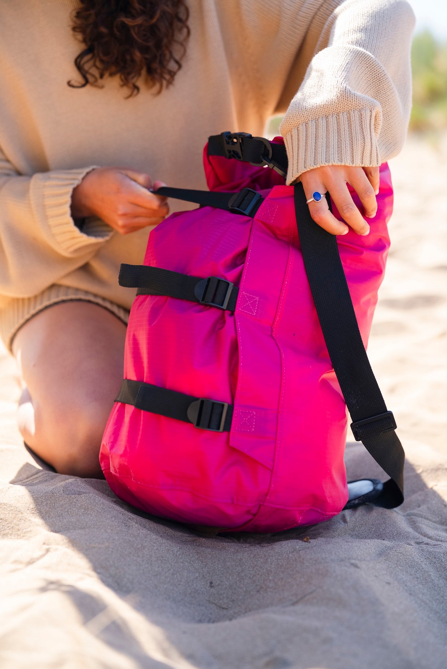 DRYROBE COMPRESSION TRAVEL BAG - HOT PINK