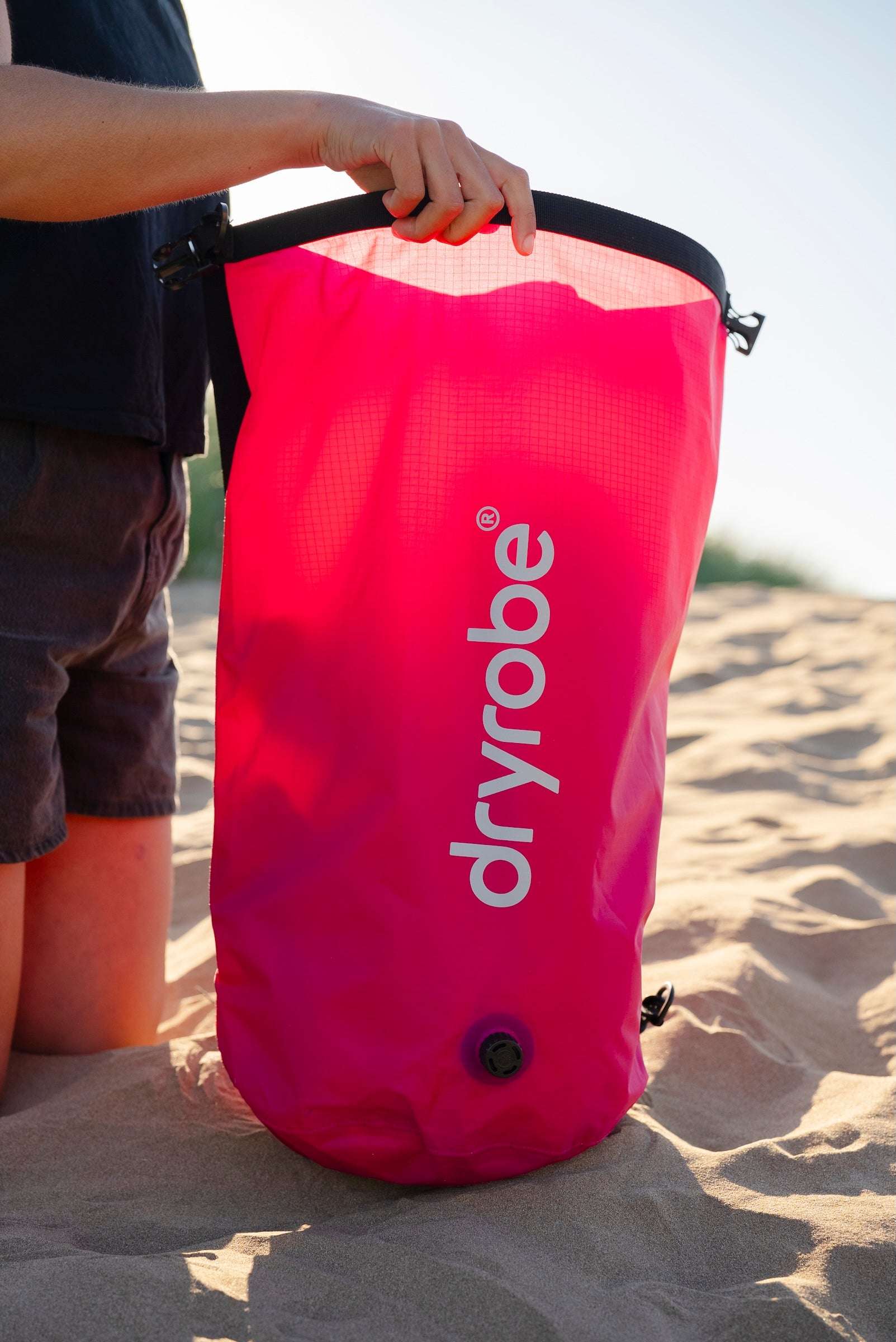 DRYROBE COMPRESSION TRAVEL BAG - HOT PINK